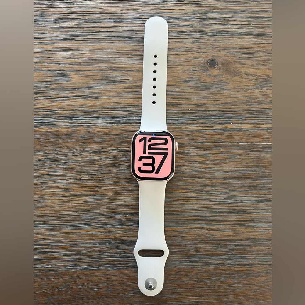 Apple Watch Series 10

White interchangeable band

Rose gold